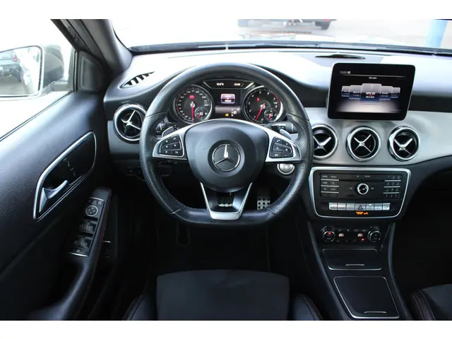 Mercedes-Benz GLA 180 Business 2018 Benzine 19
