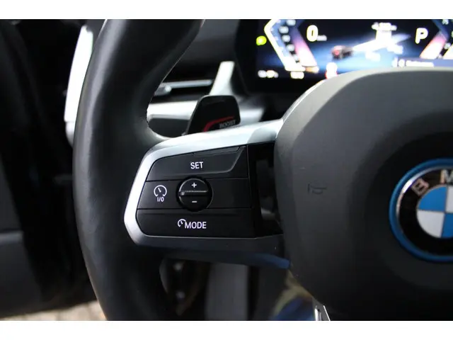 BMW iX2 EDrive20 67 kWh/M-Pakket/Pano 2024 Elektrisch 18