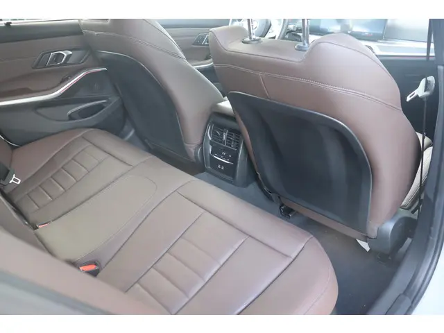 BMW 3 Serie Touring 318i 2024 Benzine 11