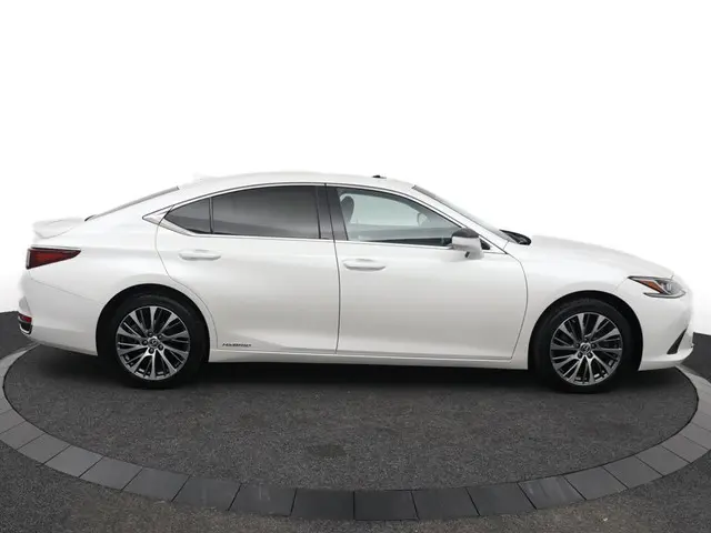 Lexus ES 300h Preference Line 2021 Hybride Benzine 13