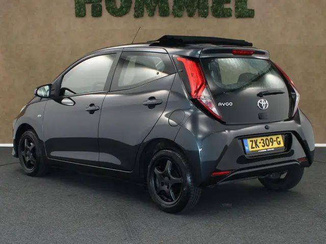 Toyota Aygo 1.0 VVT-i x-play limited 2019 Benzine 12