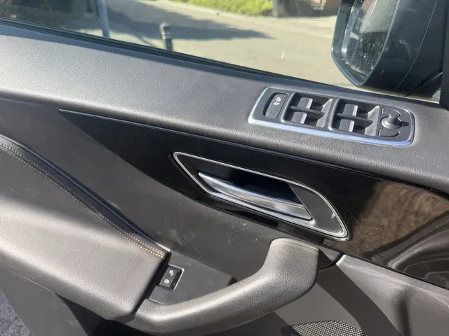 Jaguar F-PACE 2.0 Portfolio 2016 Diesel 14