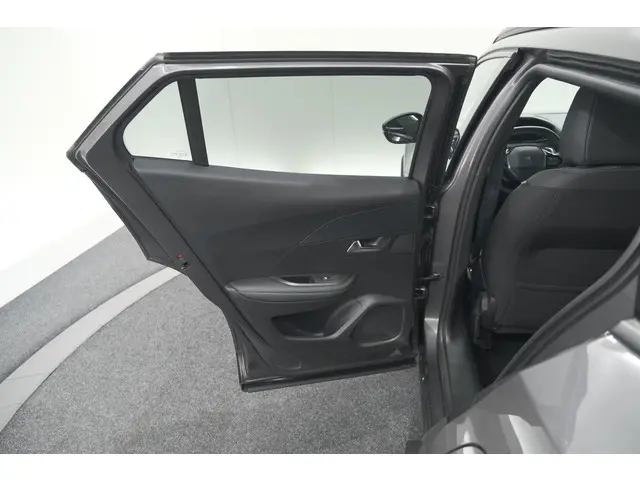 Peugeot 2008 PureTech 130 EAT8 Allure 2023 Benzine 70