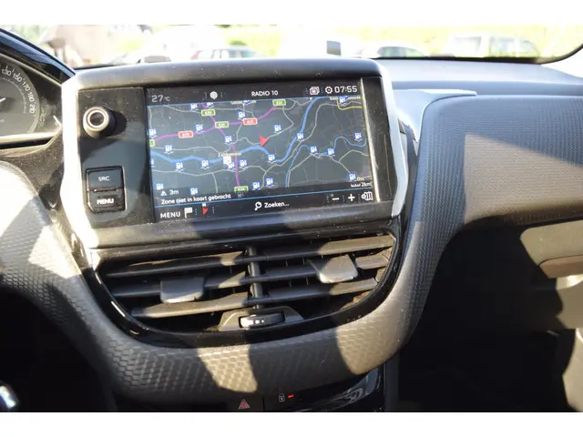 Peugeot 208 1.2 PureTech Allure panoramadak 2019 Benzine 18