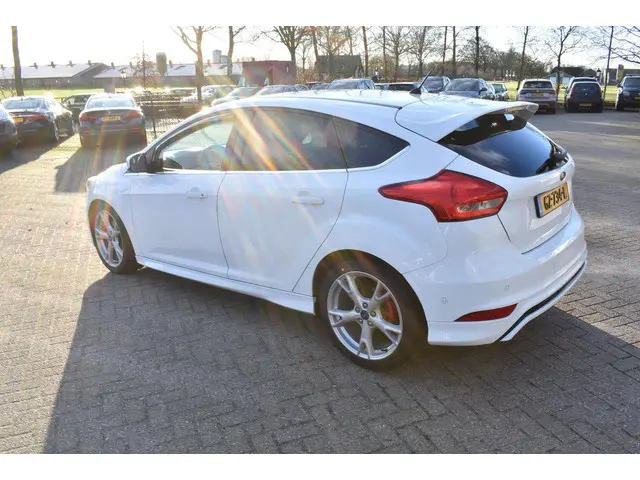 Ford Focus 1.5 Titanium Edition 2015 Benzine 33