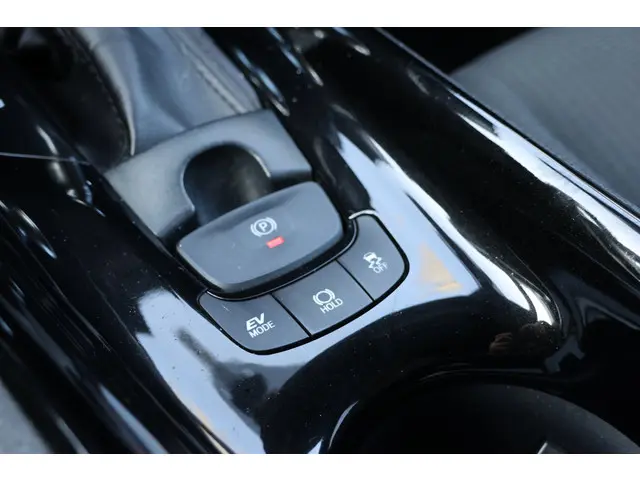 Toyota C-HR 1.8 Hybrid Dynamic 2018 Hybride Benzine 18