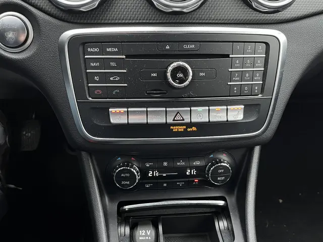 Mercedes-Benz GLA 180 Premium Plus 2018 Benzine 27