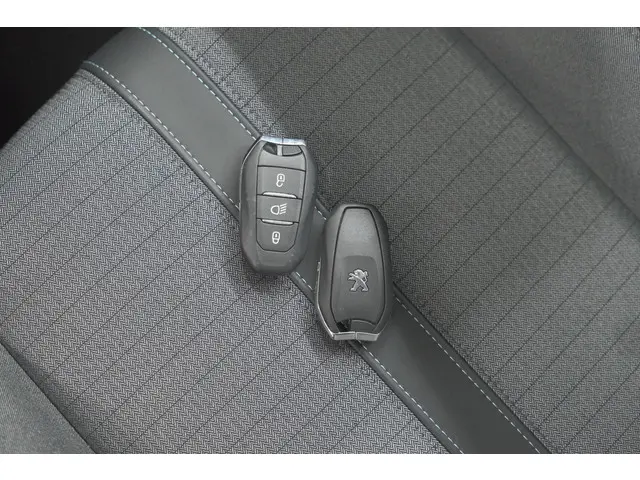 Peugeot 208 PureTech 100 Allure Pack 2023 Benzine 15