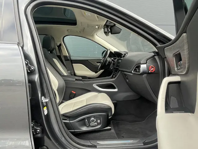 Jaguar F-PACE 30T Portfolio R-Sport AWD 2018 Benzine 7