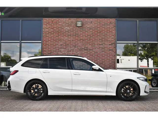 BMW 3 Serie Touring 330e M-Sport 2023 Hybride Benzine 61