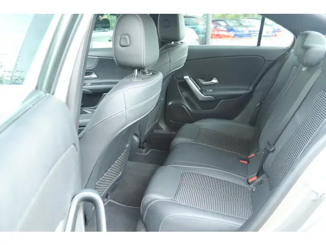 Mercedes-Benz A-Klasse 180 PREMIUM PLUS 2020 Benzine 15