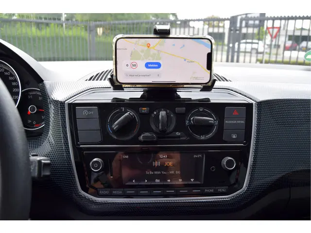 Volkswagen up! 1.0 BMT move up! 2017 Benzine 24