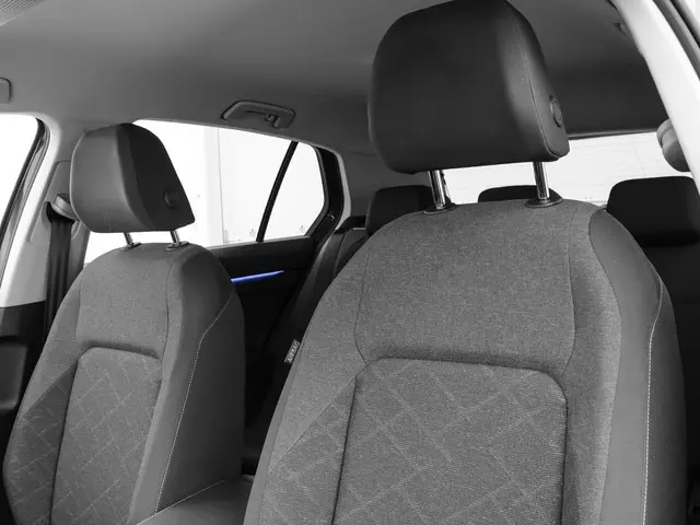 Volkswagen Golf 1.0 eTSI 110PK DSG Life 2023 Benzine 4