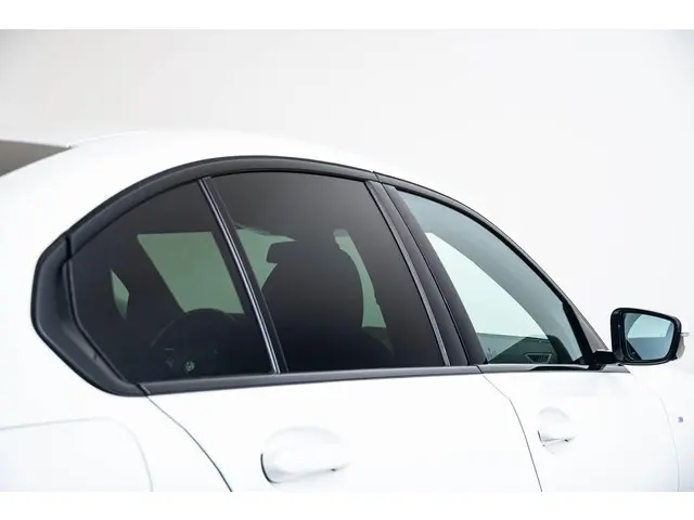 BMW 3 Serie 320i Business Edition 2021 Benzine 27