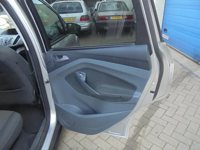 Ford C-MAX 1.0 Titanium APK TREKHAAK 2013 Benzine 32