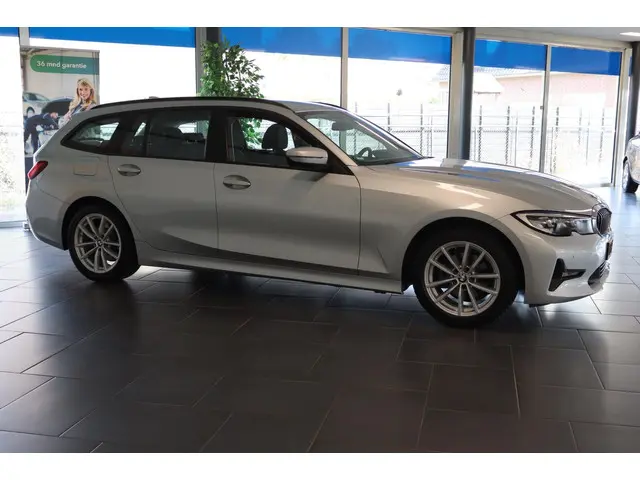 BMW 3 Serie Touring 318i Executive Edition 2021 Benzine 4