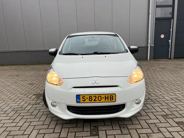 Mitsubishi Space Star 1.0 Entry 117.938KM 2015 Benzine 2