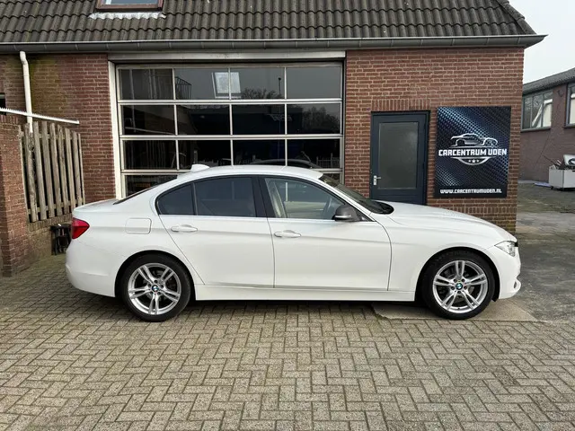 BMW 3 Serie 318i Luxury Edition 2018 Benzine 8