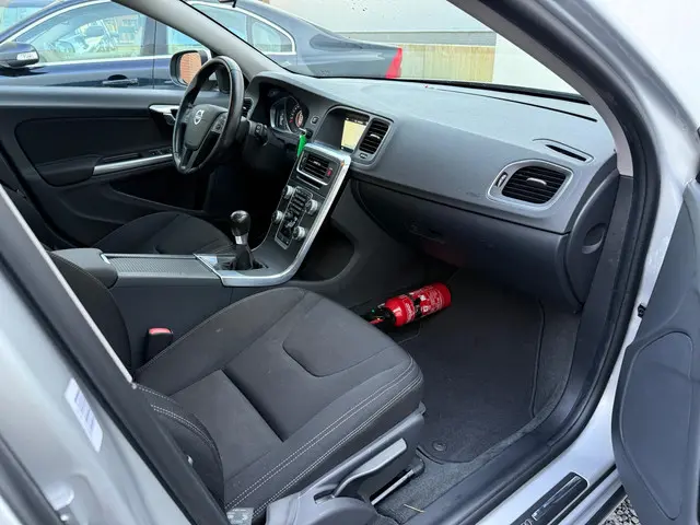 Volvo V60 1.6 D2 Kinetic | 2014 | Lage km stand | 2014 Diesel 14