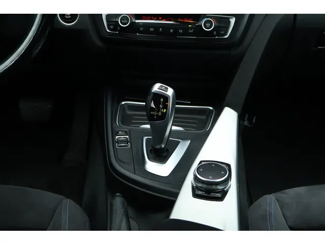 BMW 3 Serie Gran Turismo 320i Executive 2015 Benzine 37