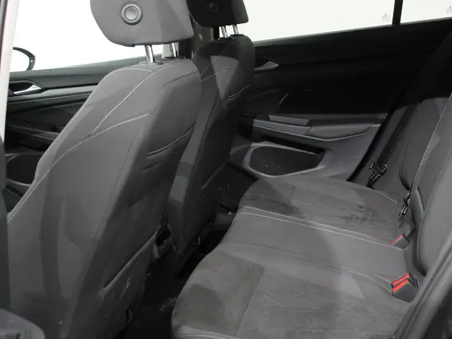 Volkswagen Golf 1.5 eTSI 150pk DSG Style 2023 Benzine 22