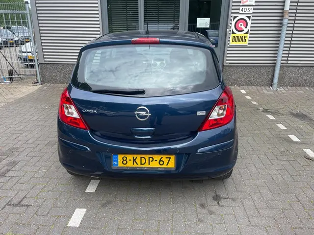 Opel Corsa 1.4-16V Anniversary Edition 2013 Benzine 9