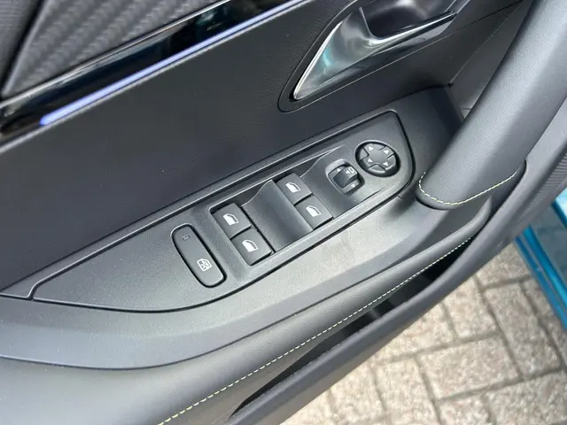 Peugeot 2008 1.2 Hybrid 145 GT 2025 Hybride Benzine 26