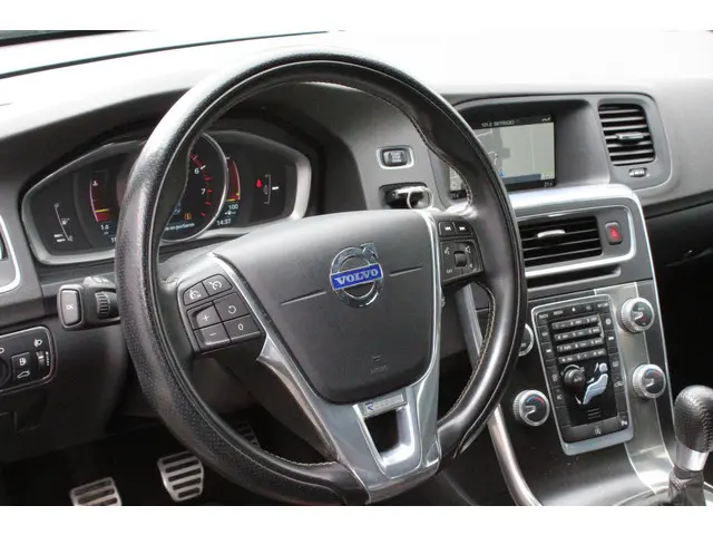 Volvo V60 1.6 T3 R-Design 2015 Benzine 9