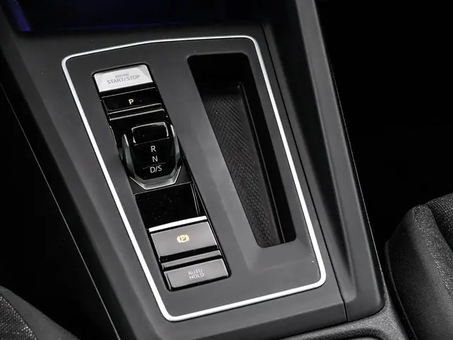 Volkswagen Golf 1.0 eTSI 110PK DSG Life 2023 Benzine 28