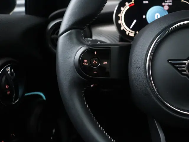 MINI 5-Deurs Cooper 2023 Benzine 23