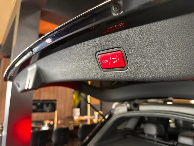 Mercedes-Benz GLC 200 4MATIC AMG Line 2023 Benzine 32