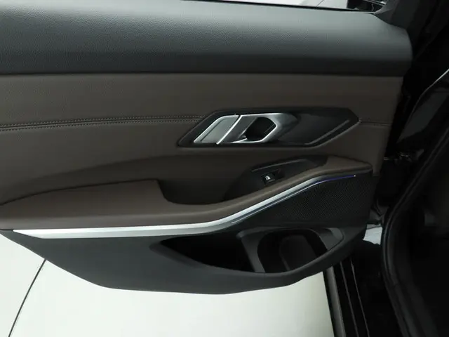 BMW 3 Serie Sedan 320e 2022 Hybride Benzine 32