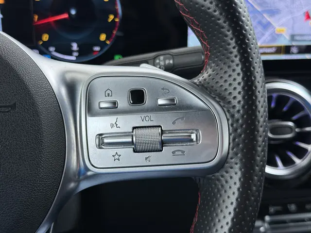 Mercedes-Benz GLA 180 AMG line 2021 Benzine 25