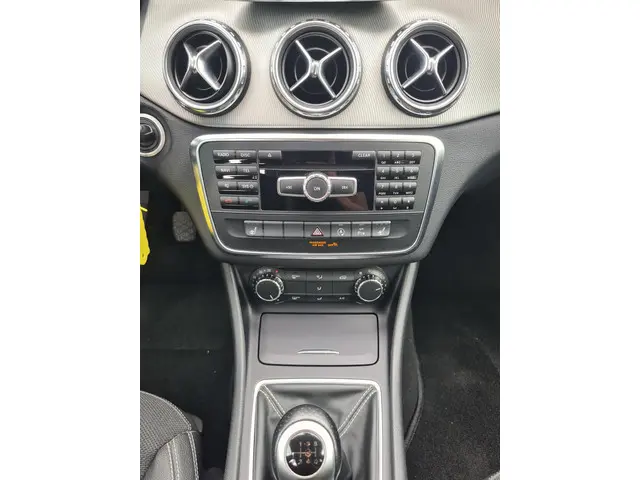 Mercedes-Benz GLA 180 Prestige 2015 Benzine 35