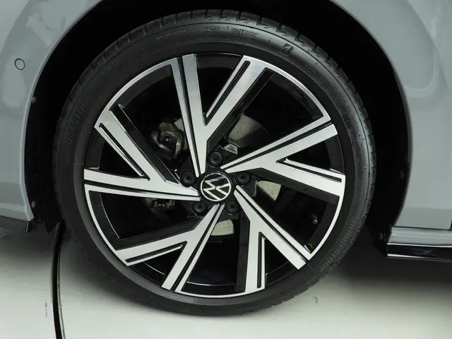 Volkswagen Golf 1.5 eTSI R-Line Business 2024 Benzine 11