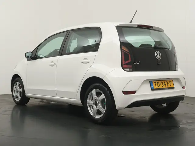 Volkswagen up! 1.0 BMT move up! 2018 Benzine 3