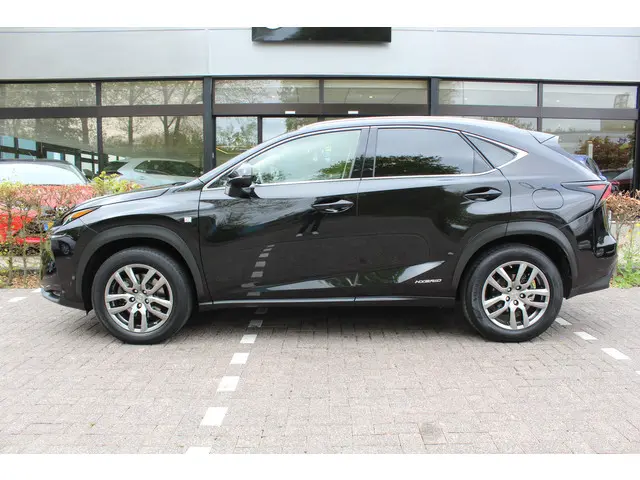 Lexus NX 3