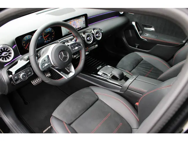 Mercedes-Benz A-Klasse 200 AMG 2018 Benzine 2