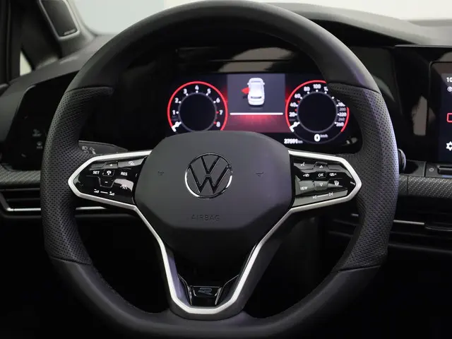 Volkswagen Golf 1.5eTSI/130PK R-Line DSG 2023 Benzine 38