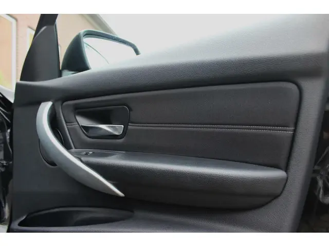 BMW 3 Serie 316i Executive 2013 Benzine 37
