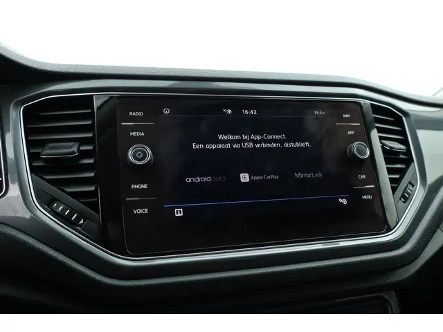 Volkswagen T-Roc 1.5 TSI 150 PK Sport (DSG) 2019 Benzine 17