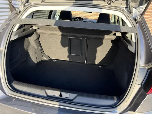 Peugeot 308 1.2 PureTech Allure 2019 Benzine 31