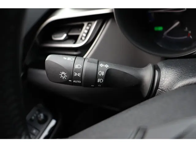 Toyota C-HR 1.8 Hybrid Dynamic, 2023 Hybride Benzine 10