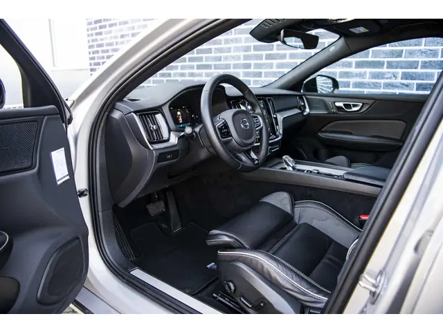Volvo S60 2.0 B4 Plus Dark 2023 Benzine 17