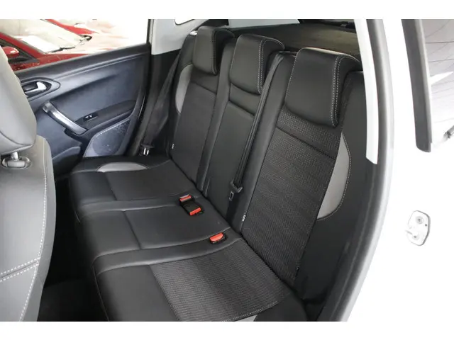 Peugeot 2008 1.2 PureTech Allure 130 PK. 2018 Benzine 6