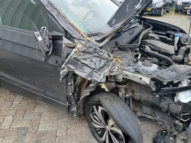 Volkswagen T-Cross 1.0 TSI Life SCHADEAUTO!!! 2019 Benzine 8