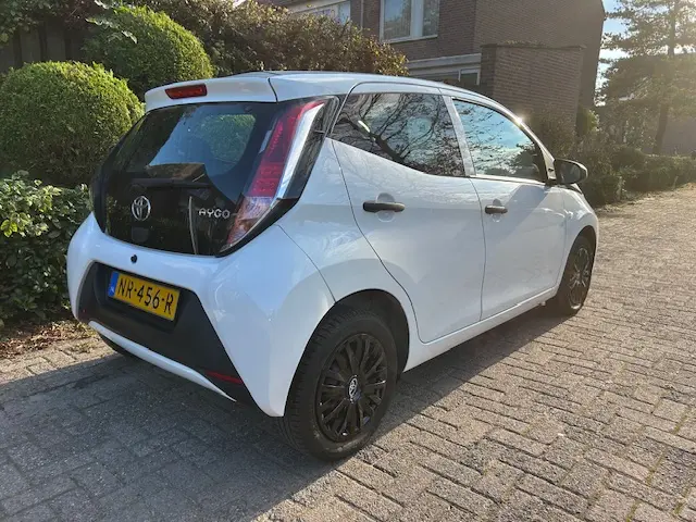 Toyota Aygo 1.0 VVT-i x-now 2017 Benzine 6