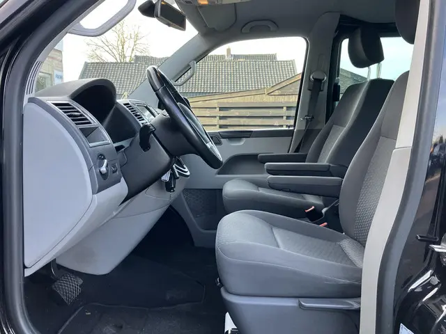 Volkswagen Transporter 2.0 TDI L2H1 DC 2015 Diesel 6