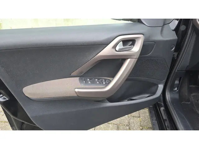 Peugeot 2008 1.2 VTi Allure Pack Premium Plus 2014 Benzine 16