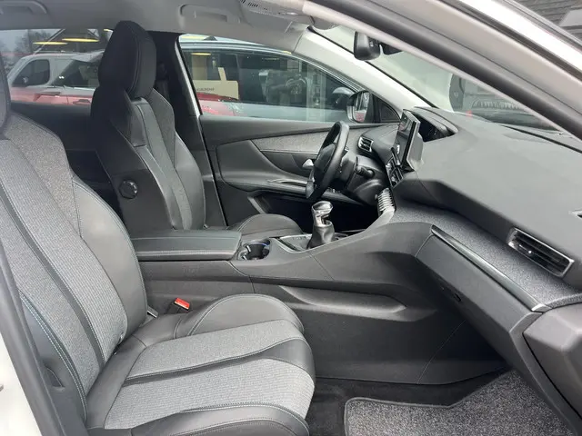 Peugeot 3008 1.2 Turbo 130 PK 2021 Benzine 24